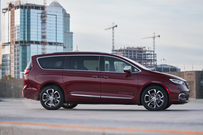 2023-chrysler-pacifica_100869845_h.jpg
